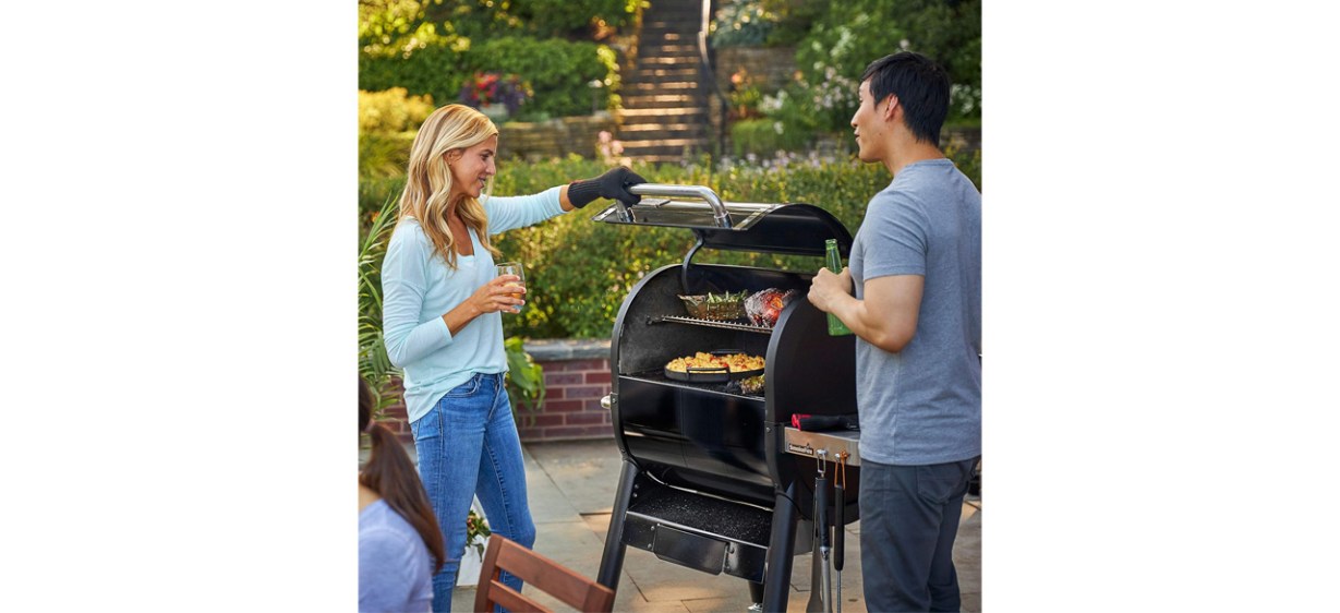 Weber SmokeFire EX4 Wood-Fired Pellet Grill