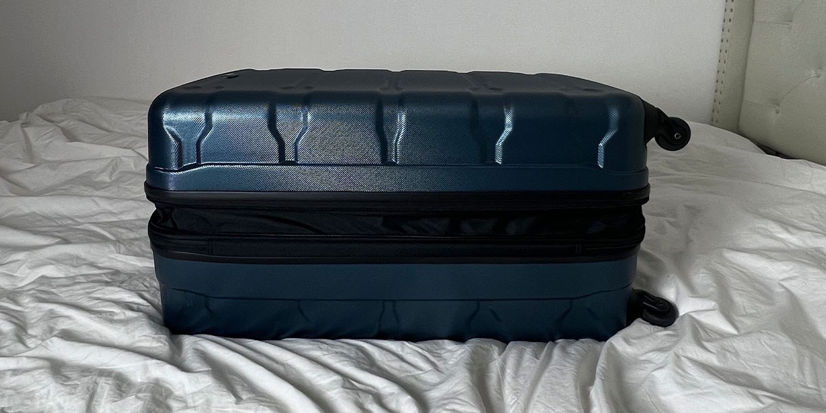 Samsonite Omni PC Hardside Expandable Spinner on bed