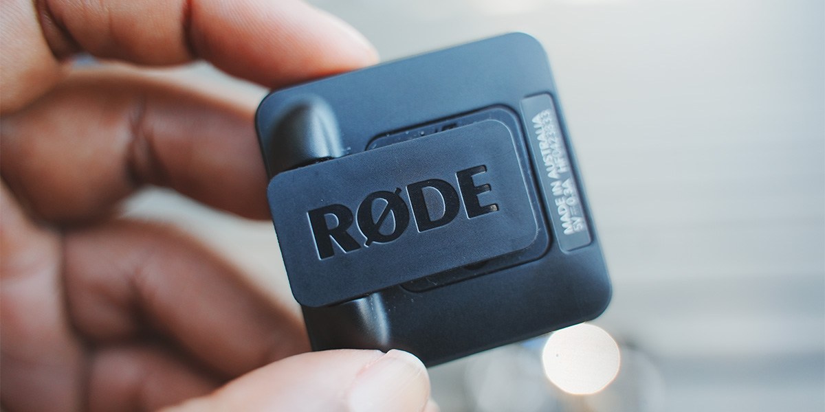 Hand holding Rode Wireless Go II Hand holding Rode Wireless Go II