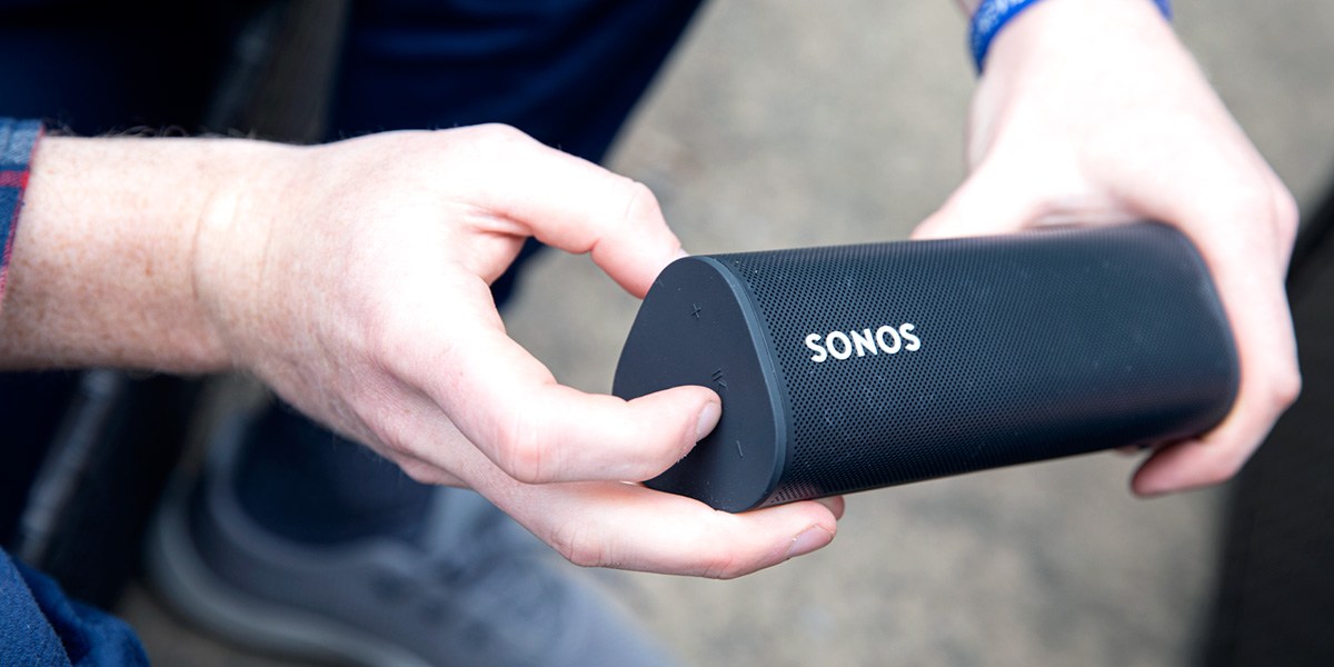 Hands holding Sonos Roam