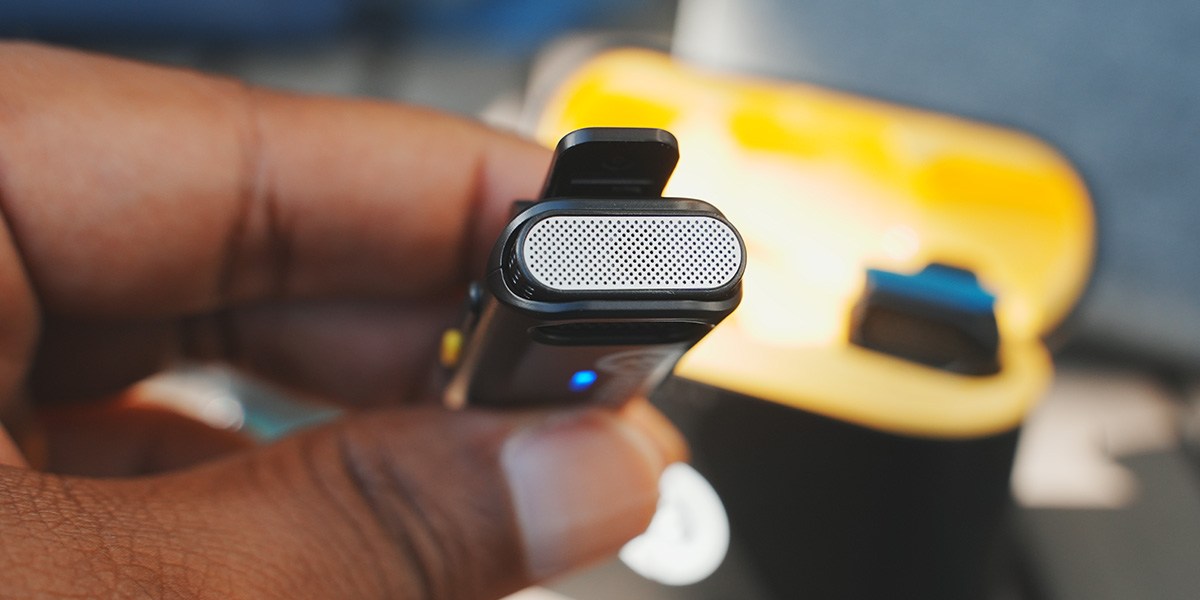 Hand holding Hollyland Lark M1